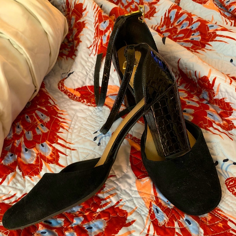 Ankle strap felt and pleather rounded toe pumps